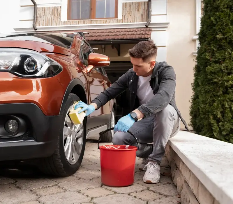 Lavage auto à domicile Vezzani : professionnel intervenant sur un véhicule